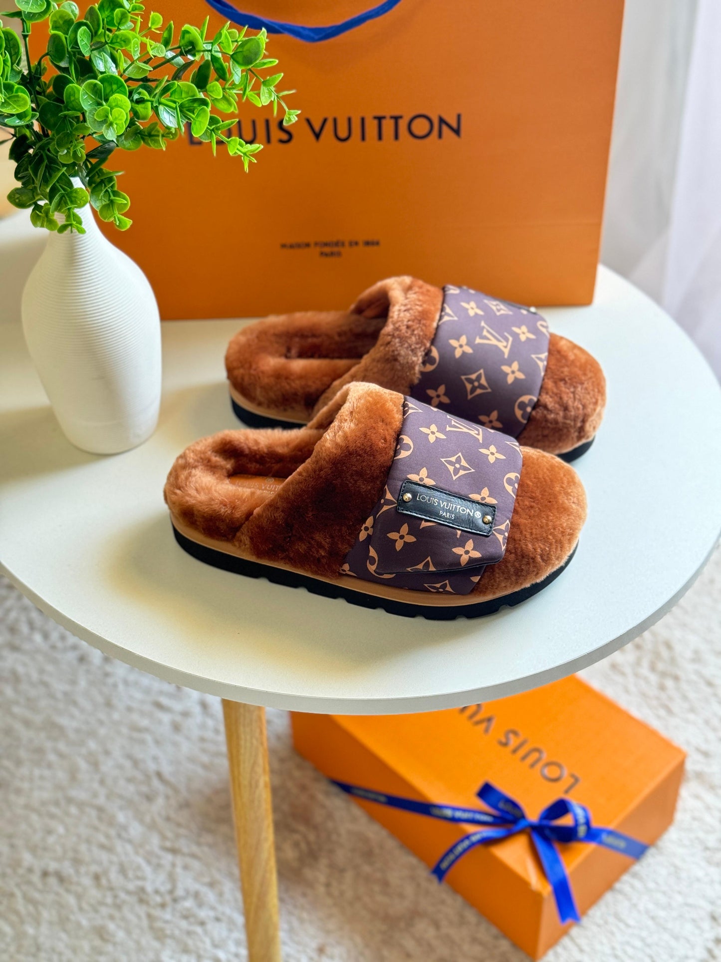 Lv slippers