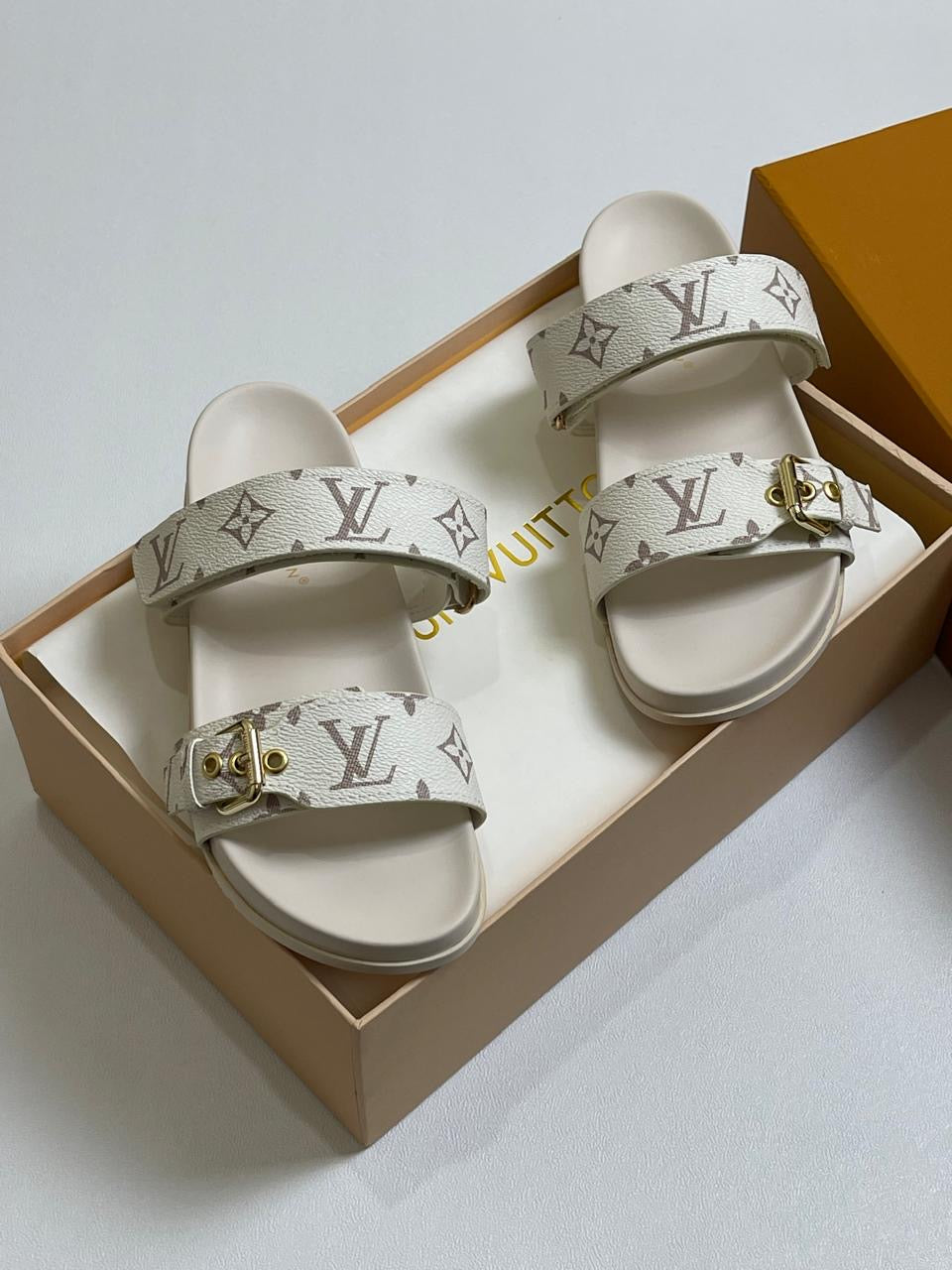 Lv slippers white