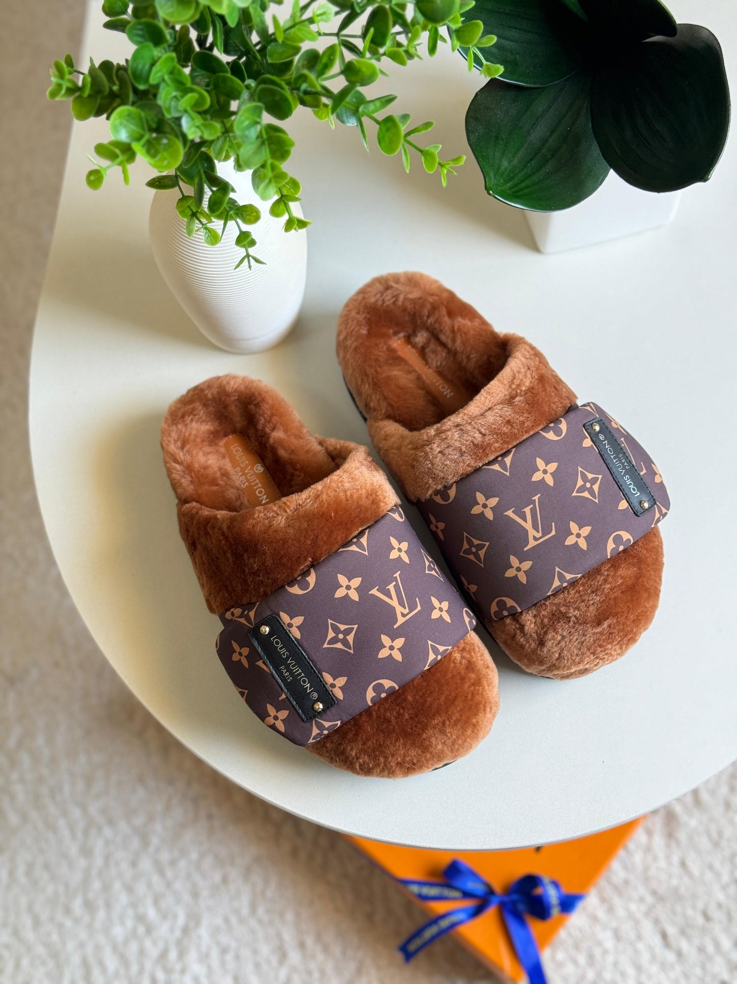 Lv slippers